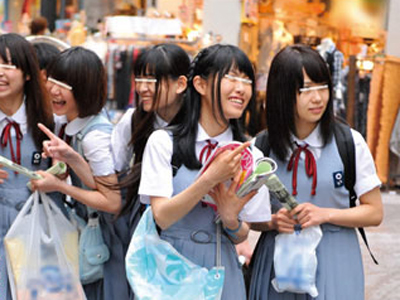 修学旅行中の女子校生を騙してMM号に引っ張り込んでフェラ強要